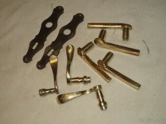 Mosazné kování a kliky 9 kusů - viz foto