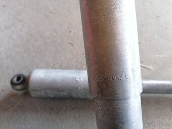 Zadné tlmiče na Stadion S22