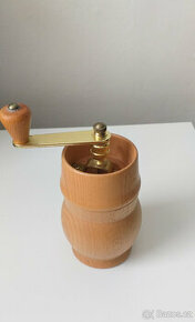 Mlýnek ruční dřevěný