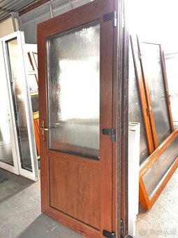 PLASTOVÉ VCHODOVÉ DVEŘE OŘECH-TROJSKLA 104x220 GEALAN