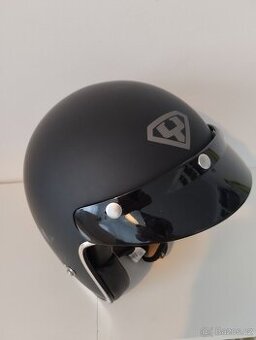 Přilba na skútr.