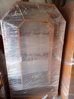 Skleníková skříň s posuvným šupletem světle hnědé barvy