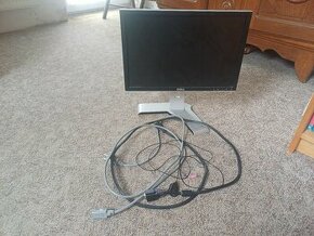 Starší monitor s napájecím a VGA kabelem, mikrofon k PC