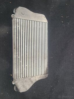 Intercooleru Mitsubishi fuso ( mezichladič)