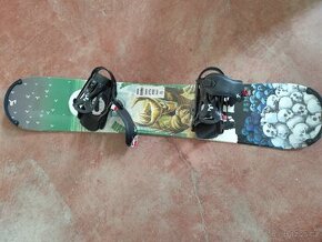 Snowboard s vázáním