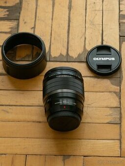 Prodám objektiv Olympus M.ZUIKO 45 mm f/1,2 PRO - stav NOVÉH