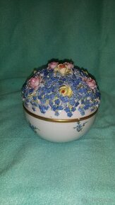 porcelánová doza s květy na víku. Značeno. Jako dekorace