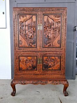 Starožitná masivní čínská komoda