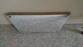 Zrcadlo v dřevěném rámu