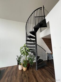 Interiérové kovové točité schody