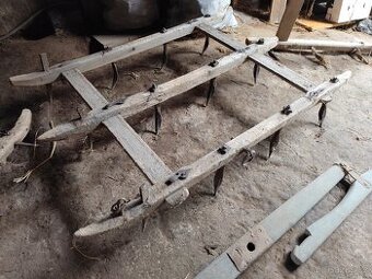 Staré dřevěné brány plus rozporka.