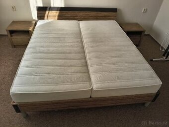 Manželská postel s rošty, nočními stolky a matracemi