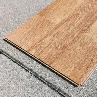 Prodej laminátové podlahy - barva světlý dub (přírodní)