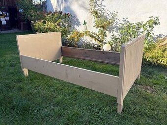 Stará dřevěná postel