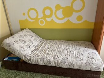 Polohovatelná postel s úložným prostorem ve výborném stavu