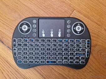 Mini bezdrátová klávesnice i8 s touchpadem k TV / PC