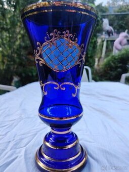 Modrá skleněná váza s ornamentem