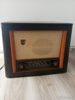 Retro radio s gramofonem
