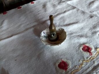 STAROŽITNÝ PORCELÁNOVÝ OŘEZÁVÁK NA DOUTNÍKY - 1