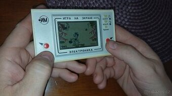 Ruská digitální hra Vlk chytá vejce, Autoslalom, Asteroidy