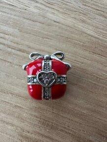 Červený dárek s pavé stuhou přívěsek na Pandora náramek