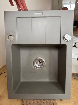 Kuchynsky granitovy drez Pyramis a baterie Grohe