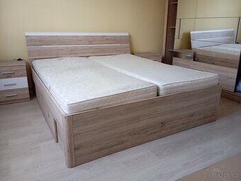 Manželská postel s úložným prostorem