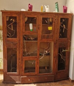 Voliérku s třiadvaceti kanáry