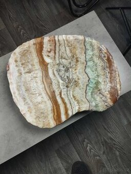 Velký přírodní onyxový kámen – 45 × 35 cm, cca 9,5 kg