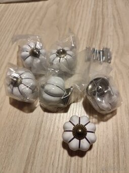 Nábytkářské úchytky, knopky