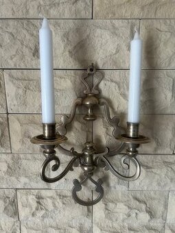 Mosazný nástěnný svícen dvouramenný zdobený