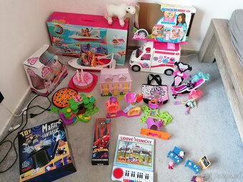 Barbie Sanitka, Barbie Motorovy clun, Dancing Lama, atd..