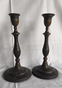 dva starožitné svícny