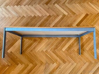 Jednoduchý konferenční stolek - dřevěná deska, kovové nohy