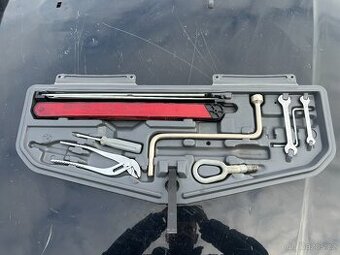 BMW 5er E39 sedan výbava nářadí