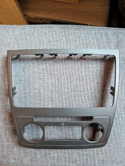 Originální rámeček autorádia Škoda Yeti - 5L0858069H