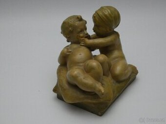 Stará soška " Ukaž zoubek "