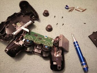 PS4 opravy poškozených gumových tlačítek.