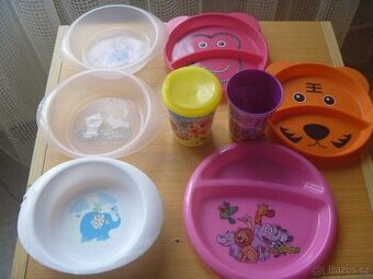 8 ks dětského plastového nádobí