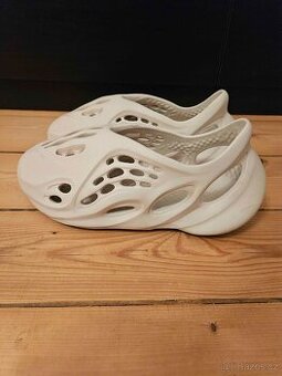 Yeezy Foam RNNR Ararat – vel. 45, originál