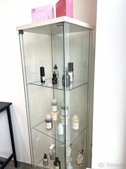 Skleněná vitrína