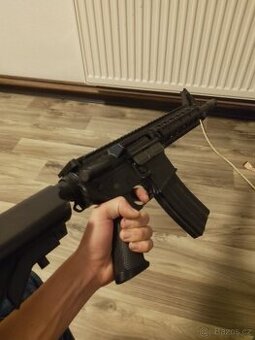 Airsoftová pistol m4