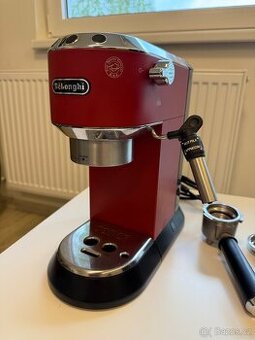 Pákový kávovar DeLonghi EC685.R Dedica