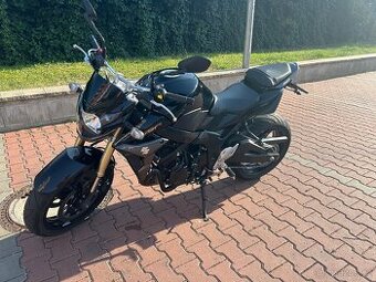 Suzuki GSR 750 - ČERNÁ
