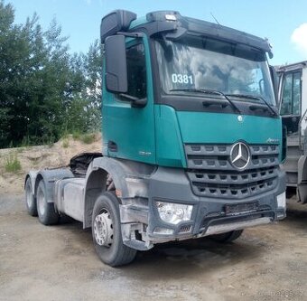 Tahač návěsů Mercedes Benz 3345
