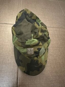 Vojenská čepice s kšiltem s odznakem