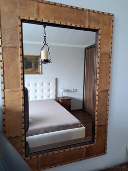 Zrcadlo v rámu dřevo a kůže