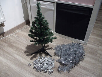 Malý umělý vánoční stromeček a stříbrné ozdoby