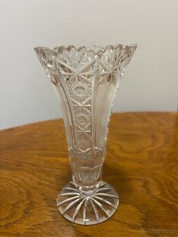 Broušená vázička