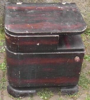 Dřevěný starožitný noční stolek